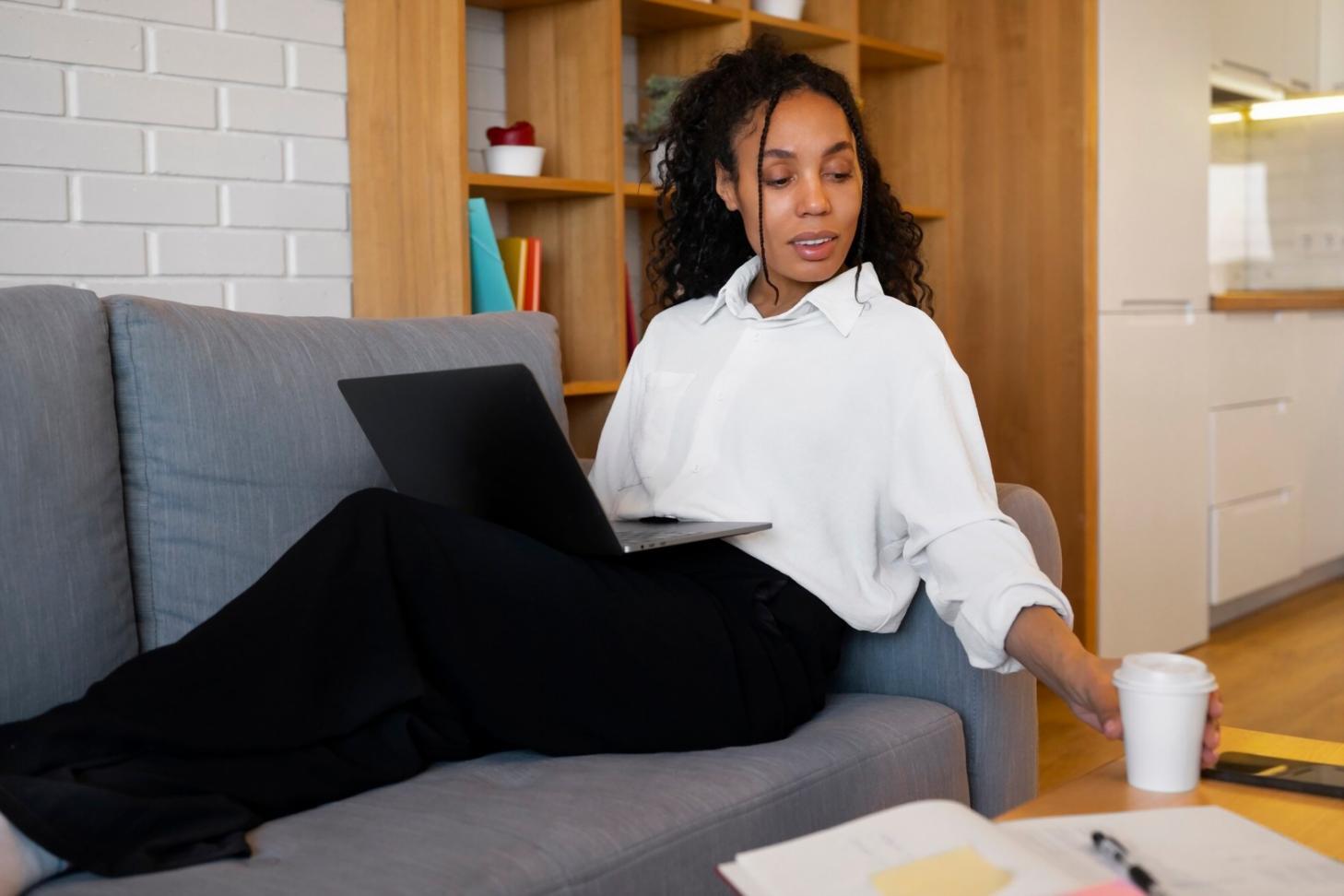 Étudiants en formation analysant des données financières